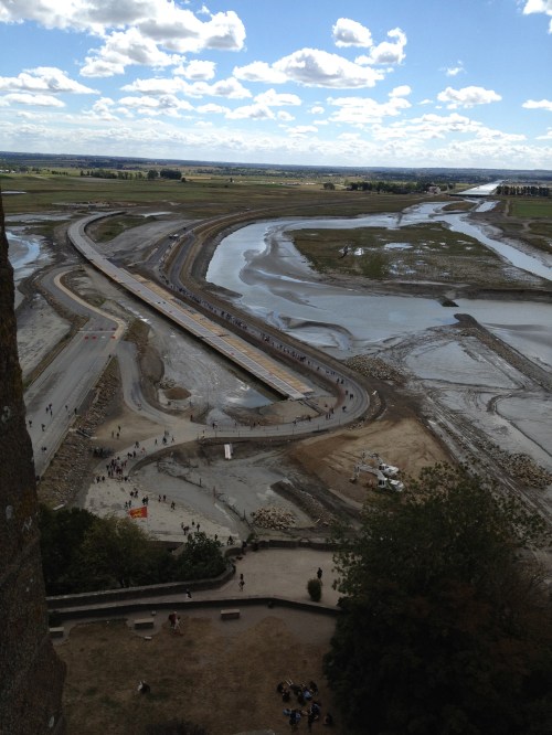The entrance is a maze of roads and bridges under construction.  It looks like a lot of tourists, but actually it was relatively empty.