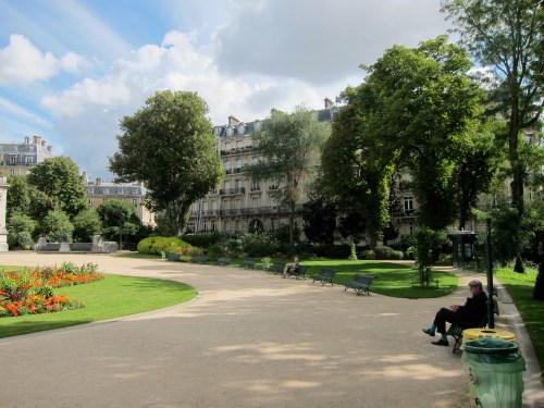 Wouldn't it be nice to live in that apartment building and look out over these grounds?
